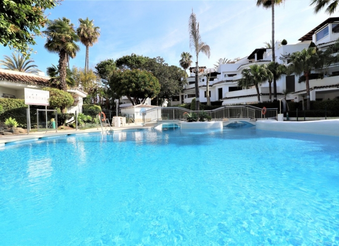 Apartment Middle Floor in Elviria Golden Beach  - 1