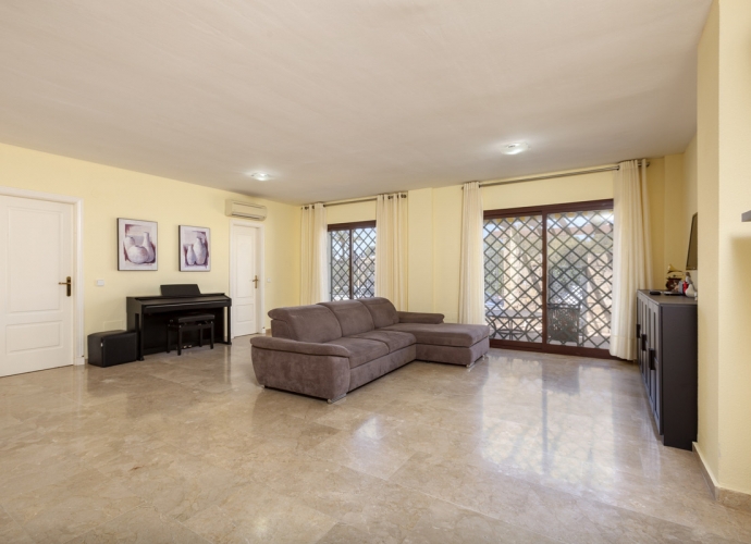 Apartment Ground Floor in The Golden Mile Coto Real  - 3