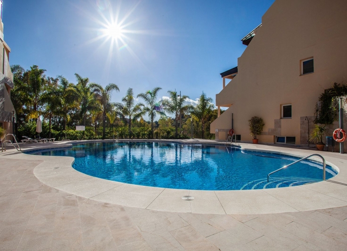 Apartamento Planta Media en Nueva Andalucía Vista Real  - 1