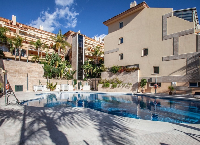 Apartamento Planta Media en Nueva Andalucía Vista Real  - 2