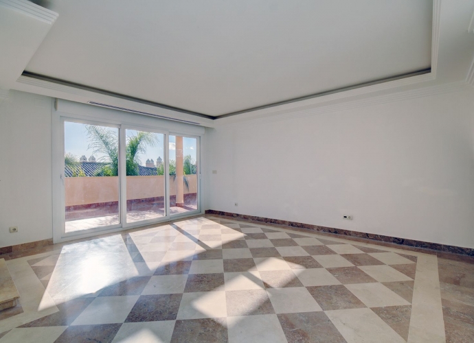 Apartamento Planta Media en Nueva Andalucía Vista Real  - 10