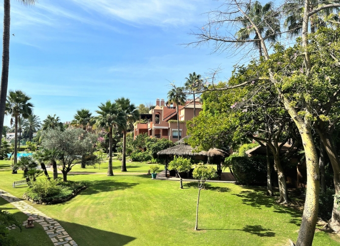 Apartamento Planta Media en Guadalmina Baja Alhambra del Golf  - 2