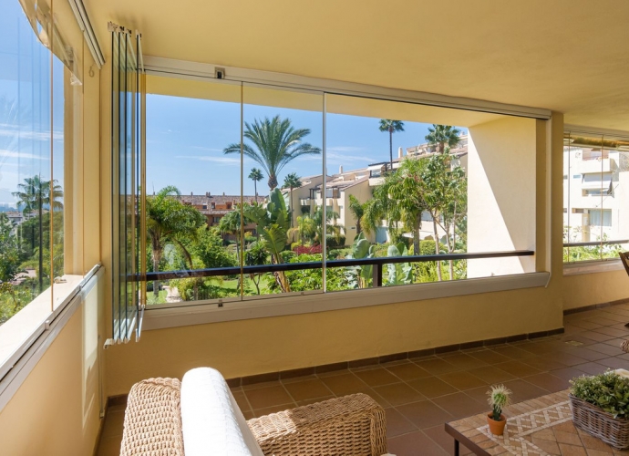 Appartement milieu d’Etage situé à Bahía de Marbella Las Brisas  - 2