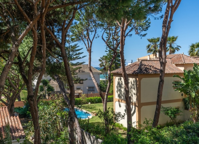 Apartment Middle Floor in Elviria Hacienda Playa  - 2