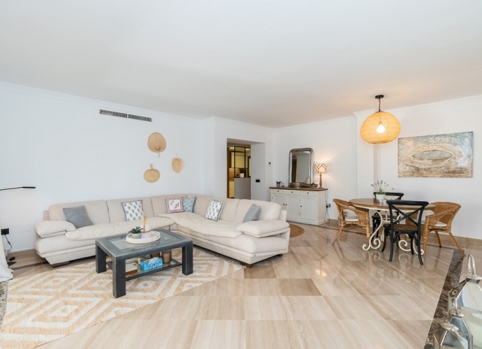 Apartment Middle Floor in Elviria Hacienda Playa  - 4