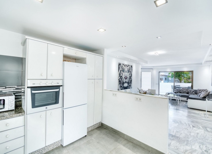 Apartment Middle Floor in Elviria Golden Beach  - 2