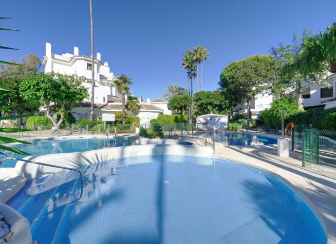 Apartment Middle Floor in Elviria Golden Beach  - 5