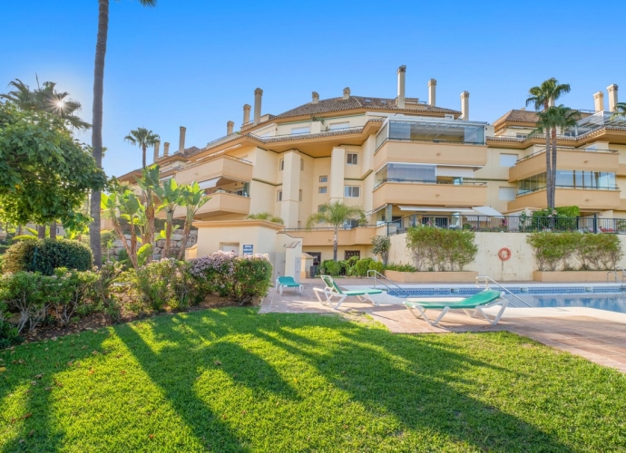 Apartment Middle Floor in Elviria Elviria Hills  - 1