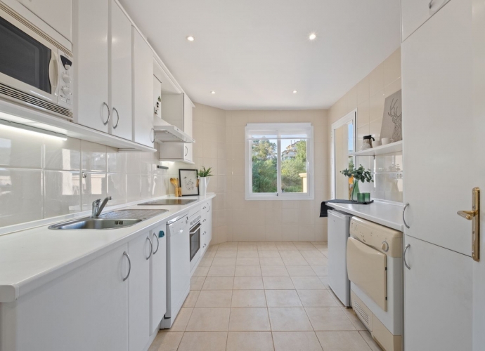 Apartment Middle Floor in Elviria Elviria Hills  - 9