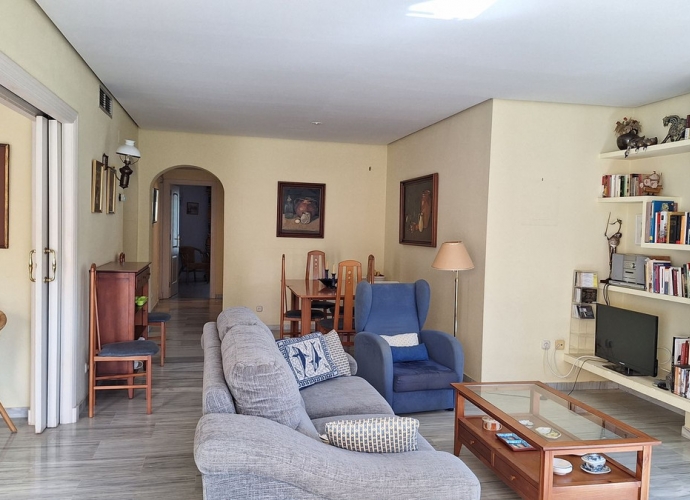 Apartment Middle Floor in Elviria Golden Beach  - 3