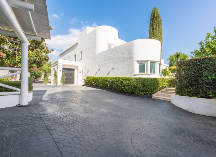 Villa Detached in The Golden Mile - 3