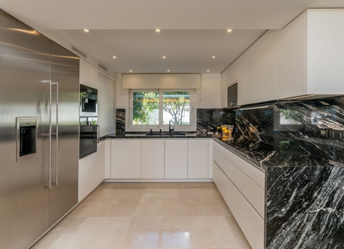 Villa Detached in The Golden Mile - 10