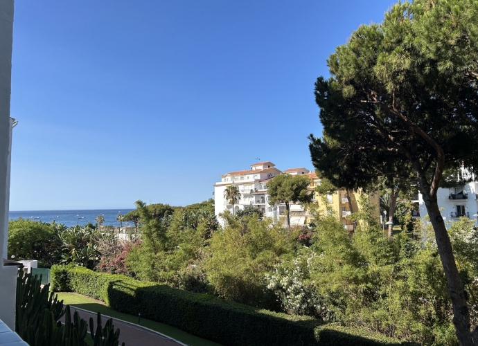 Appartement milieu d’Etage situé à Puerto Banús Playas del Duque  - 2