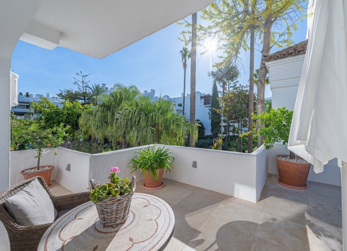 Apartment Middle Floor in Marbella Alhambra del Mar  - 4