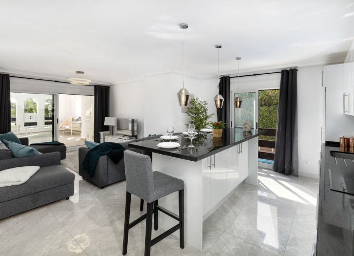 Appartement milieu d’Etage situé à Nueva Andalucía La Maestranza  - 1