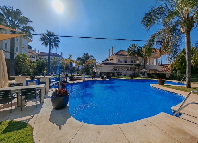 Appartement milieu d’Etage situé à Nueva Andalucía Albatros Hill Club  - 1