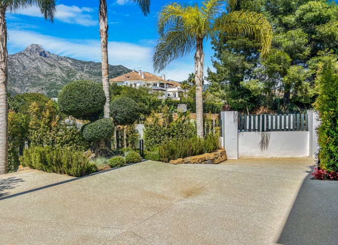 Villa Detached in The Golden Mile - 10