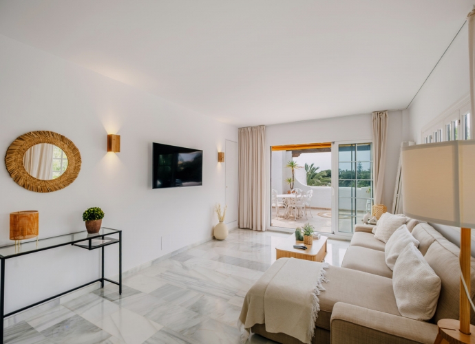 Appartement milieu d’Etage situé à Nueva Andalucía Aldea Blanca  - 2