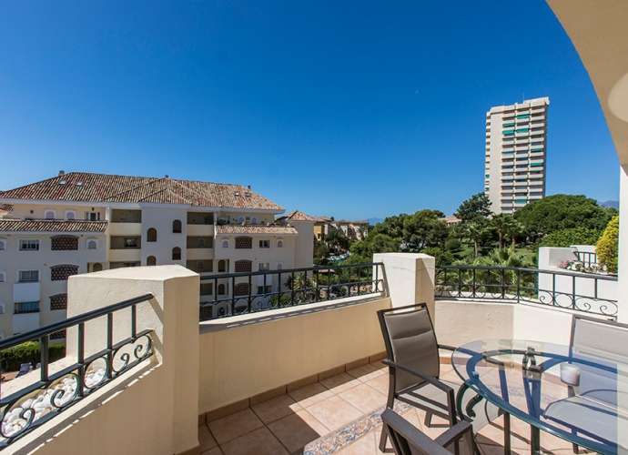 Apartment Middle Floor in Elviria Hacienda Playa  - 2