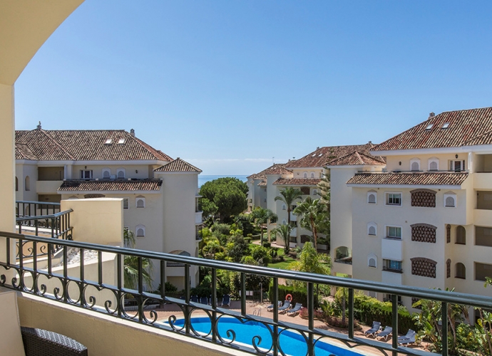 Apartment Middle Floor in Elviria Hacienda Playa  - 3