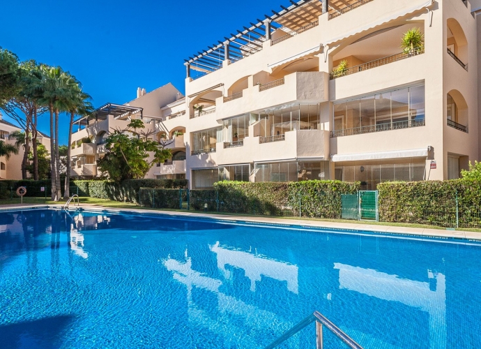 Apartment Middle Floor in Elviria Hacienda Playa  - 2