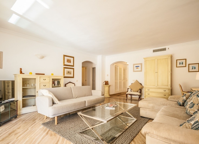 Apartment Middle Floor in Elviria Hacienda Playa  - 4