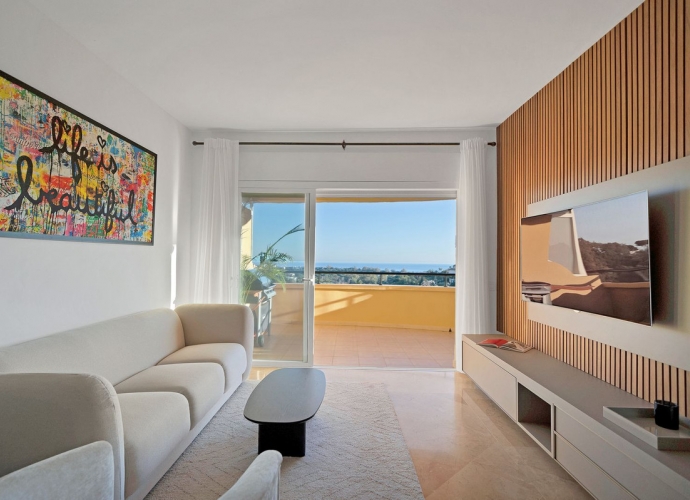 Apartment Middle Floor in Elviria Elviria Hills  - 1