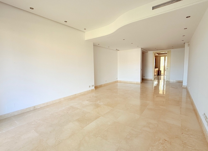 Appartement milieu d’Etage situé à The Golden Mile La Trinidad  - 2