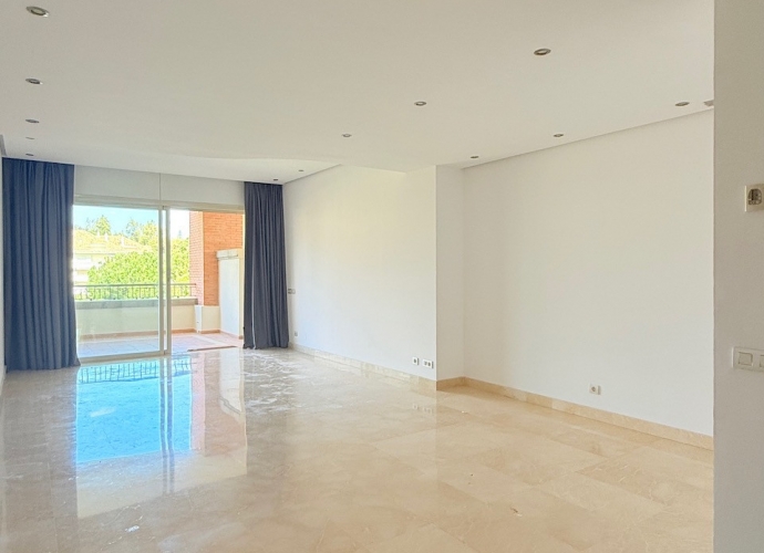 Appartement milieu d’Etage situé à The Golden Mile La Trinidad  - 3