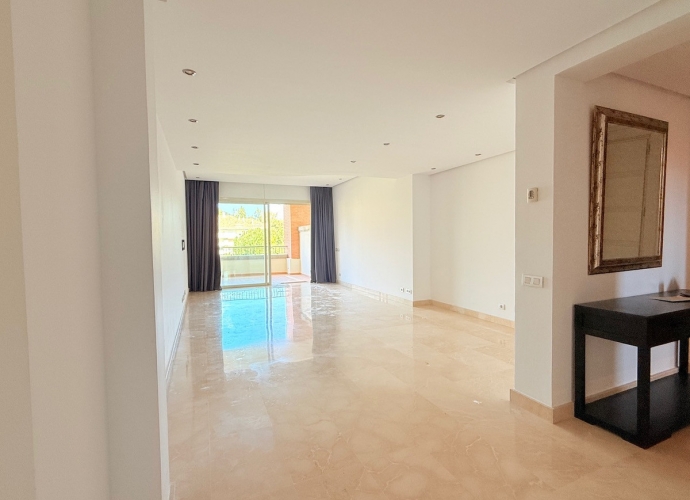 Appartement milieu d’Etage situé à The Golden Mile La Trinidad  - 4