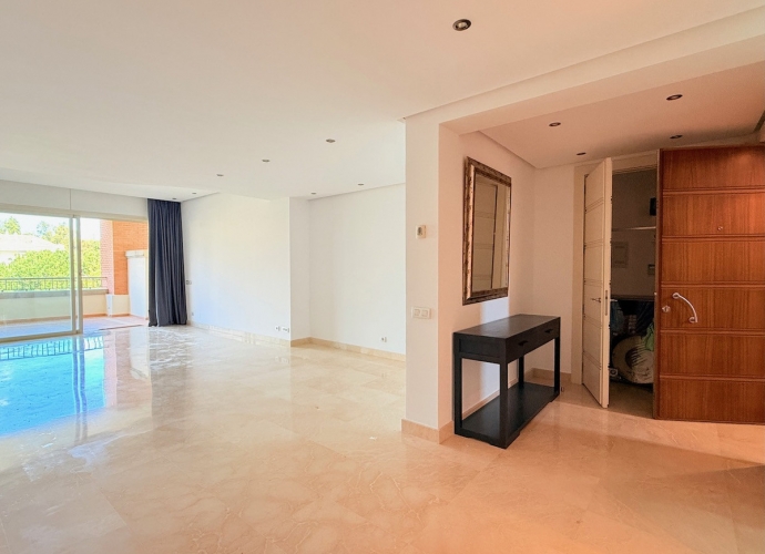 Appartement milieu d’Etage situé à The Golden Mile La Trinidad  - 5