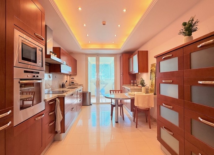 Appartement milieu d’Etage situé à The Golden Mile La Trinidad  - 6