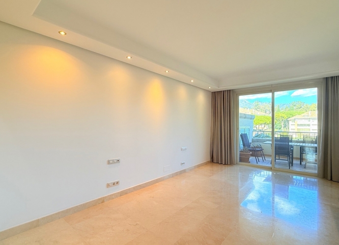 Appartement milieu d’Etage situé à The Golden Mile La Trinidad  - 9
