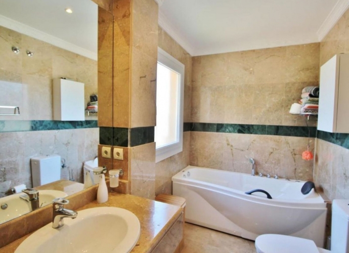 Appartement milieu d’Etage situé à Nueva Andalucía Vista Real  - 10