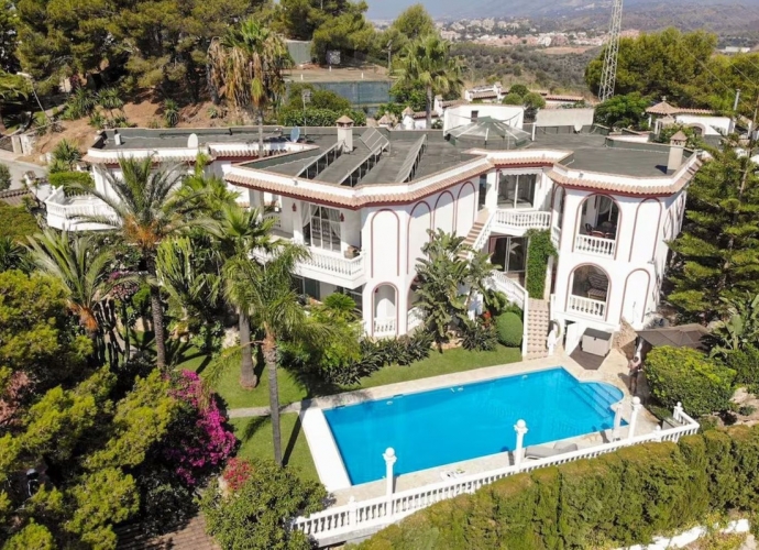 Villa Detached in Las Chapas - 2