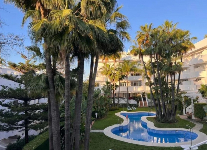 Apartamento Planta Media en The Golden Mile Marbella Real  - 1