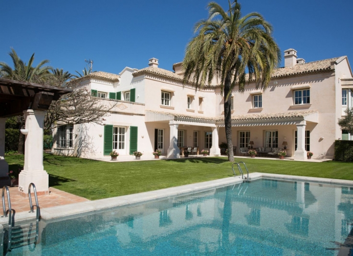 Villa Detached in Los Monteros - 1