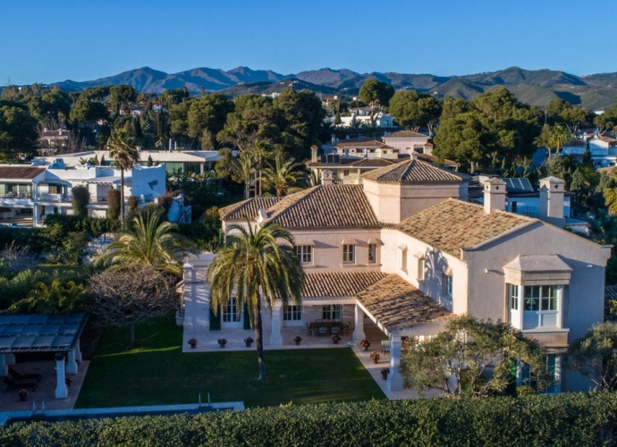 Villa Detached in Los Monteros - 2