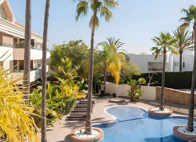 Apartment Middle Floor in Los Monteros - 2