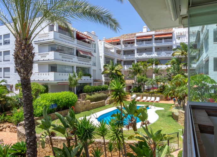 Apartment Middle Floor in The Golden Mile Las Cañas Beach  - 1