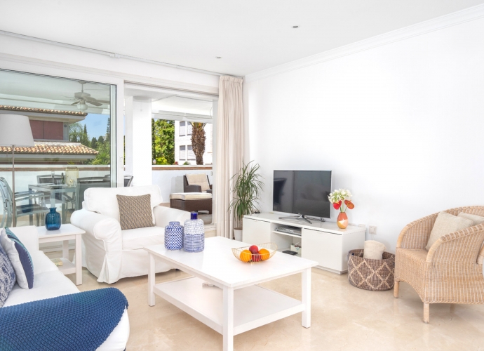 Apartment Middle Floor in The Golden Mile Las Cañas Beach  - 2