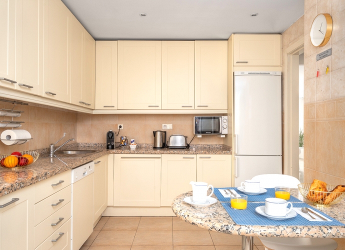Apartment Middle Floor in The Golden Mile Las Cañas Beach  - 4