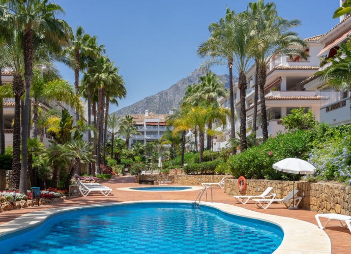 Apartment Middle Floor in The Golden Mile Las Cañas Beach  - 8