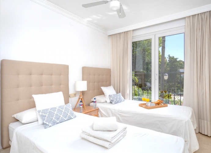 Apartment Middle Floor in The Golden Mile Las Cañas Beach  - 9