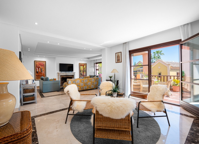 Villa Detached in The Golden Mile - 2