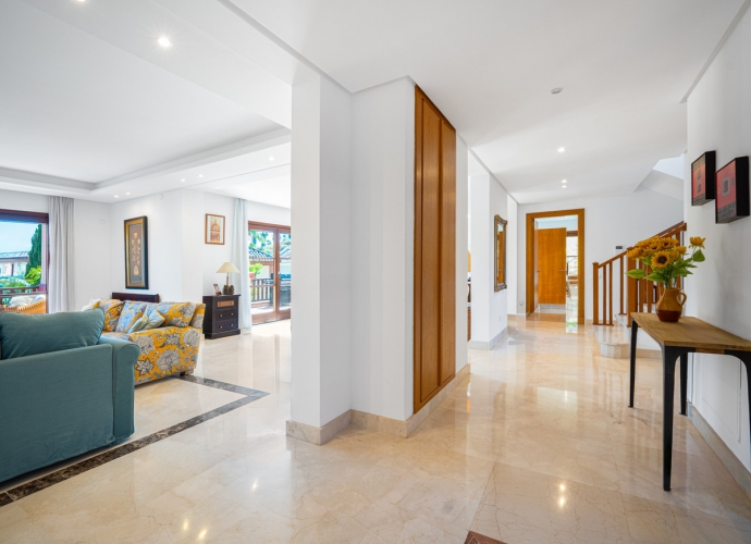 Villa Detached in The Golden Mile - 8