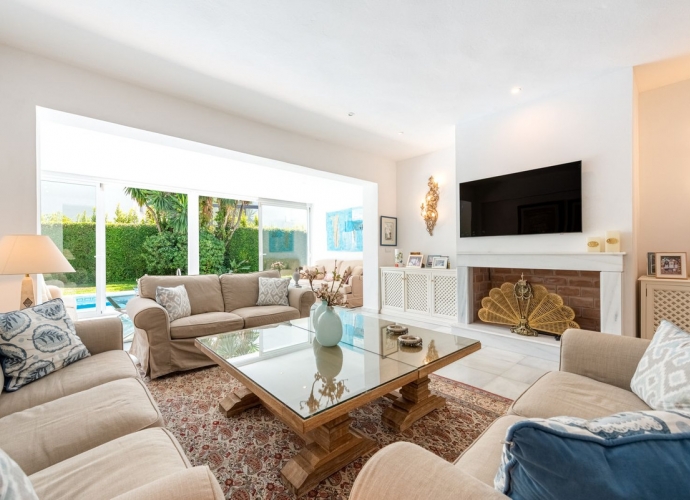 Villa Semi Detached in Los Monteros - 3