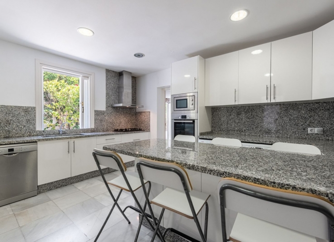 Villa Semi Detached in Los Monteros - 6