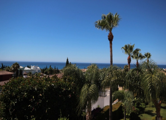 Apartamento Planta Media en Bahía de Marbella Bahía Real  - 1