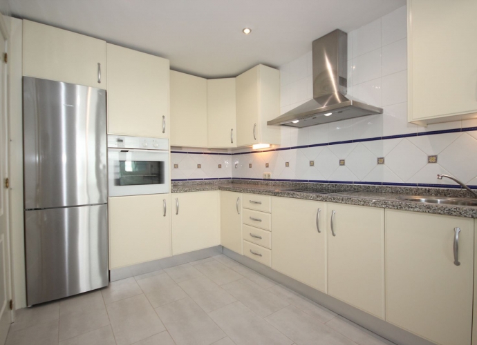 Apartamento Planta Media en Bahía de Marbella Bahía Real  - 9